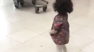 البنت لا تعرف ابيها  فبكي