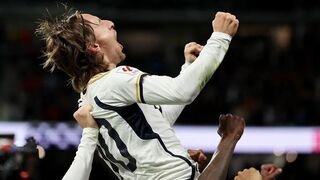 Luka Modric amazing goal....هدف لوكا مودريتش العالمي على فريق إشبيلية في الدوري الإسباني