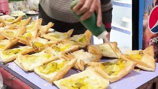 Guess karo iski price???? #indianstreetfood #streetfood #kanpur #patties #puff #kanpuriya #bakery