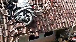 Dua orang gadis viral naik sepeda diatas genteng