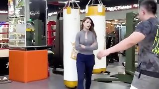 他不跟我谈恋爱，我就跟他打比赛！