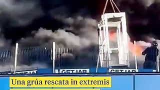 Una grúa rescata in extremis a un obrero de un edificio en llamas