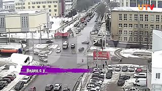 В Уфе водитель грузовика раскидал по перекрёстку мужчин, с которыми у него возни.