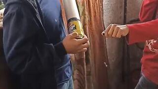 العيال عاملين مدفع مفاجئه صوت يخض.