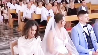 شوفو صديقة العروسه عملت أيه.