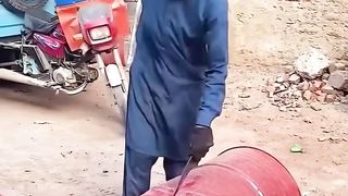 إعادة تدوير براميل حديدية بالكستان