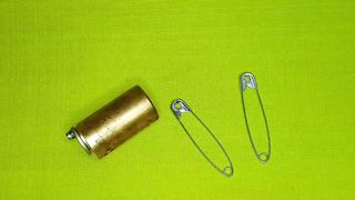 СПОСОБ КАК СДЕЛАТЬ ИЗ БУЛАВКИ САМОДЕЛЬНУЮ ОТМЫЧКУ КАК ОТКРЫТЬ БЕЗ КЛЮЧА