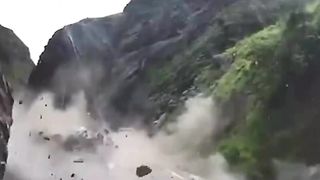 Beware of rockslides احذر من الانهيارات الصخرية