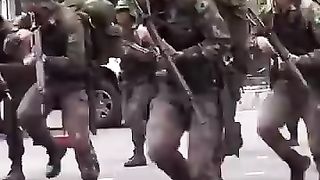 Самый необычный строевой шаг армий мира