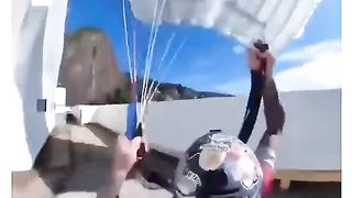 ايه اللي حصل مع الشاب ده لما هبط بالمظله على سطح فندق بالخطأ ..!!.