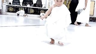 طفل صغيره في مكة