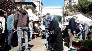 ورطه سياره كبيره داخل سوق الاسكندريه