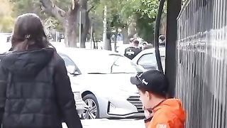 "اب ساكو يفاجئ أم سمير بكاميرا خفية ويعاكس البنات في رمضان!"