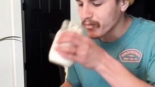 البقره لا تدعوه يأكل ????