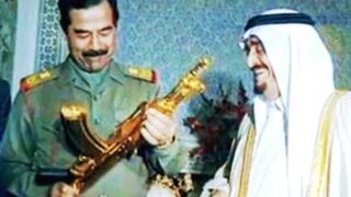 الرئيس #صدام_حسين يهدي الملك #فهد_بن _عبدالعزيز كلاشنيكوف مطلي ذهب