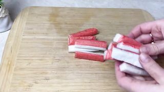 Этот САЛАТ СРАЗУ стал нашим любимчиком! Новый салат из простых продуктов! рецепт.