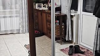 Пришел домой и прошел мимо Ляли , посмотрите на ее реакцию