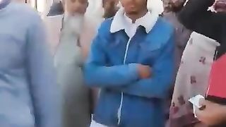 راشن دیتے وقت پہلے تصویر بنواؤ ????کہتے ہیں گورنمنٹ کا آرڈر ہے