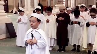 اطفال صغار يؤدون صلاة المغرب في تركيا-اسطنبول