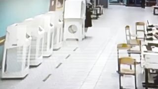 Женщина подожгла будку для голосования в Москве