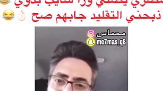 مصري يصلي وراء سعودي