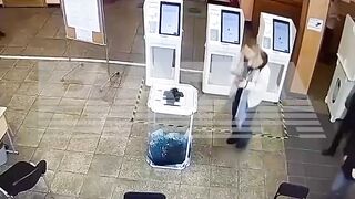 В Москве девушка залила зелёнкой урну с избирательными бюллетенями