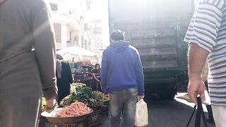 سياره كبيره زنقت نفسها داخل سوق شعبي