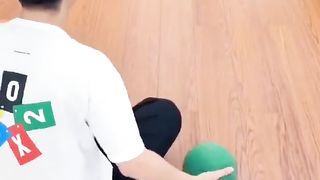 الاب يلعب مع اطفال منظر مشوق للمشاعده