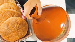 خبز الدقيق الكامل مع طاجين بالكبد