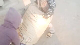 چھوٹے پہلوان 25 کلو گندم  اٹھاتے ہوئے