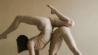 ACROBATIC POSE MOM AND DAUGHTER