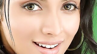 Beautiful, Smiley & Closeup pictures of Bollywood Actresess