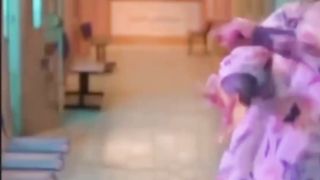 الى بتفرج ع المسلسل عشانه