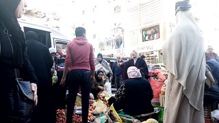 هجوم علي شراء الفاكهه من الباعه الجائلين