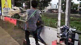 Pemuda galau lagi melamun kena cocolan kuda lumping ngamuk