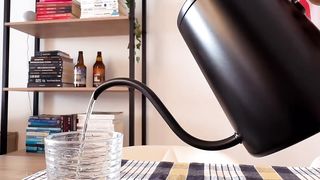 Impossível você não ficar com vontade de passar um café fresquinho com essa chaleira! ☕