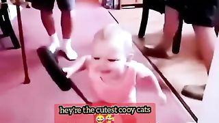 Kelucuan baby yg lagi niruin kakeknya yg lagi berjalan pake tongkat