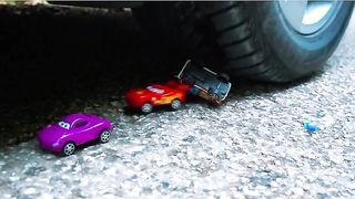 Esmagando coisas crocantes e macias de carro! EXPERIMENT CAR vs bolas anti-stress