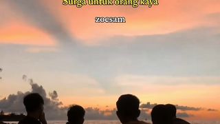 Di pantai menikmati matahari terbenam