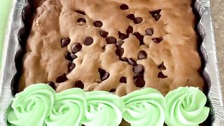 St. Patrick’s Day chocolate chip cookie cake #cookiedecorating #frosting #cookie
