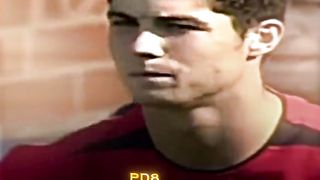 عندما ظهر رونالدو لأول مره مع مانشستر يونايتد إبداع ولا اروع????????????????????
