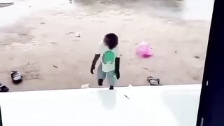 Monyet minta uang jajan beli es