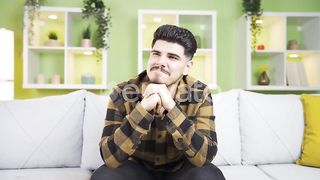 إنه يتخيل