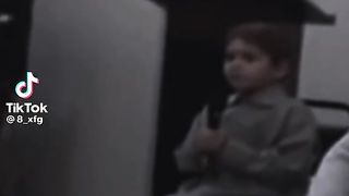 طفل يتلوو القرآن الكريم