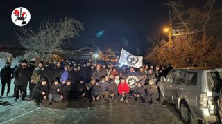 Сотня мужчин побеседовала с цыганским бароном.
