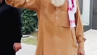 Singa tahu kalau pak haji sedang ngomongin dirinya