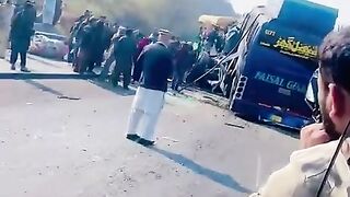 شاه مقصور بس اور ٹویوٹا کا یلسید لینڈٹ ناله