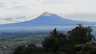 Pagi yang cerah terlihat jelas Gunung Merapi dari Bukit Bintang