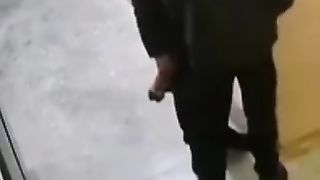 Пили пиво в подъезде и закусывал ... стеной подъезда