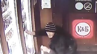 Дверь магазина сама открылась а потом дверь морозильника..